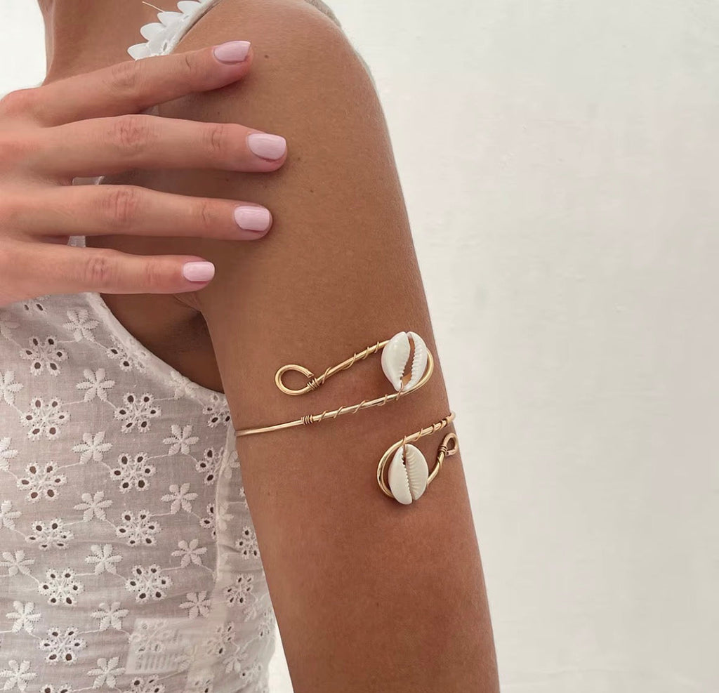 Bracelet de bras cauri doré - porté bras 1