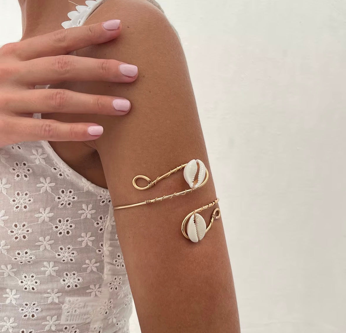 Bracelet de bras cauri doré - porté bras 1